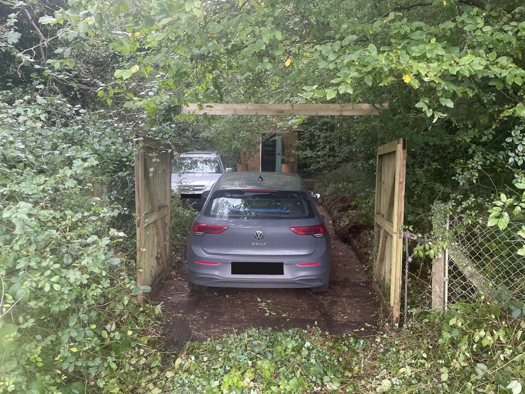 Lot: 14 - LAND AND BUILDING WITH POTENTIAL - Wooden gated access to property
